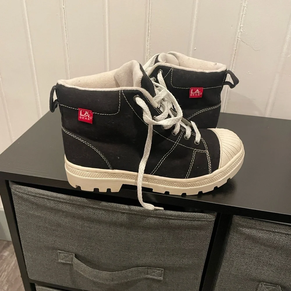 LA Gear Women’s Black High- Top Canvas Sneakers size 7.5